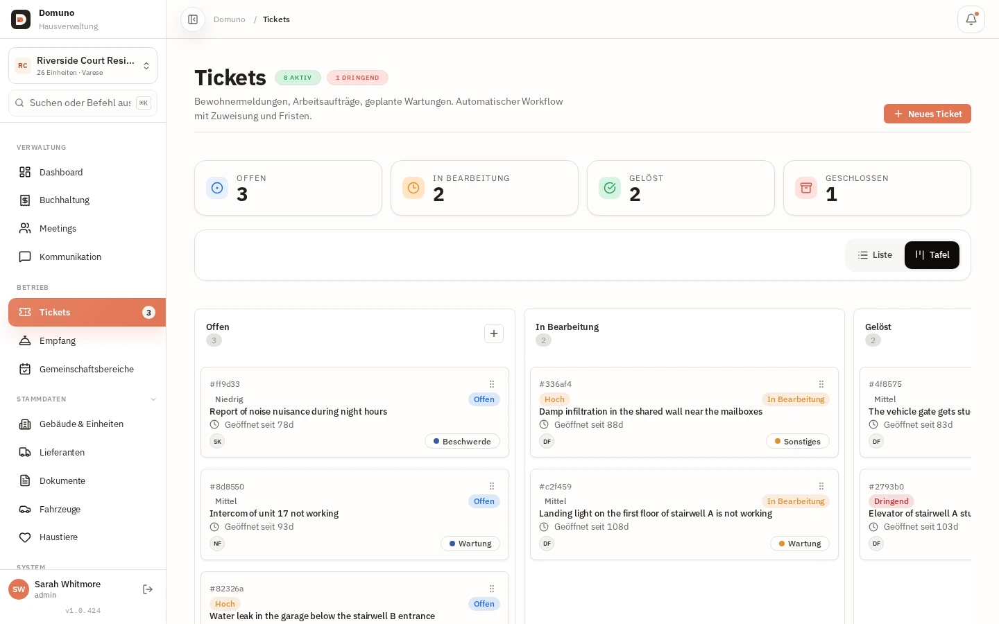 Ticket-Tafel mit Priorität, Kategorie und Status jeder Anfrage.