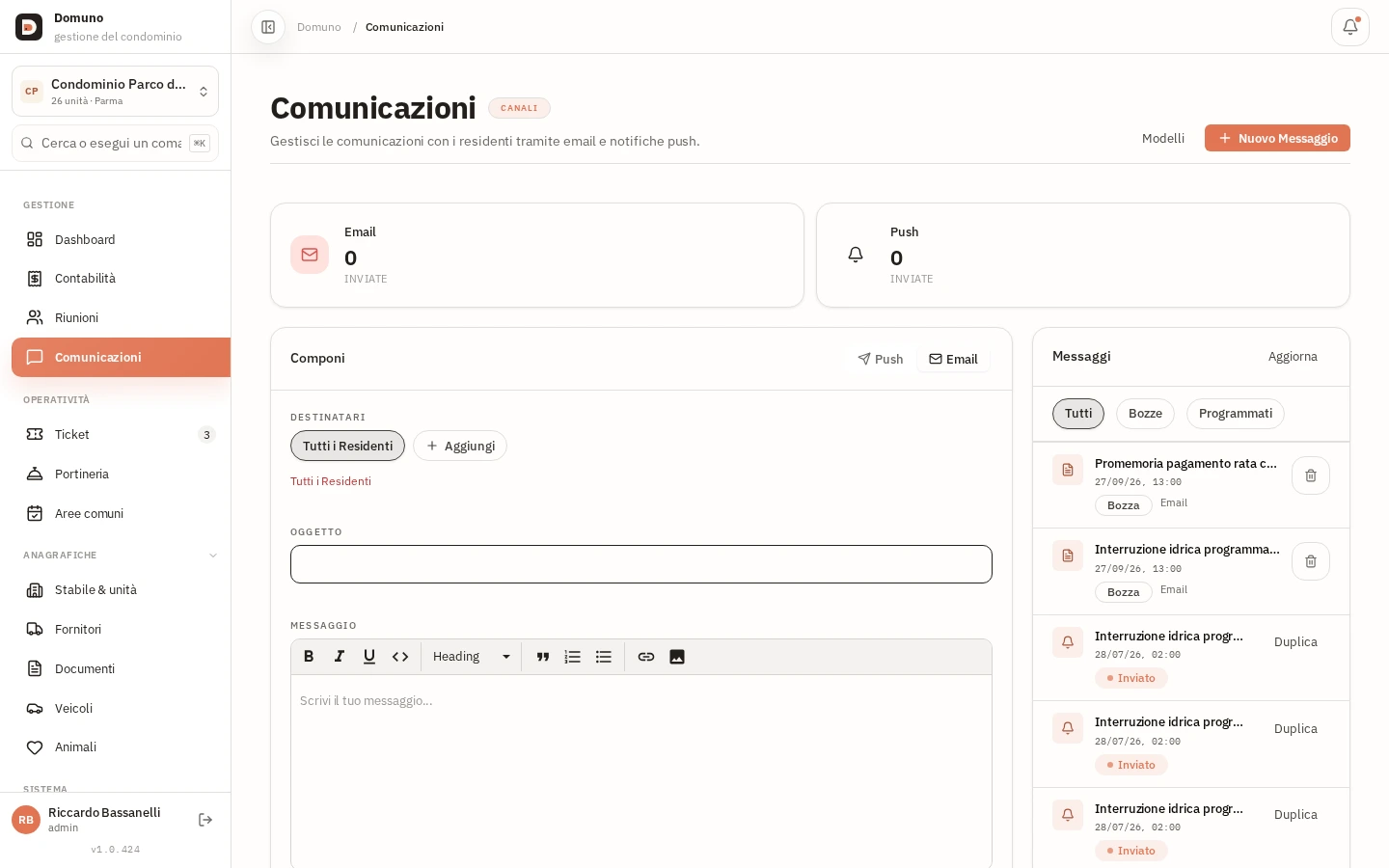 Composizione di un messaggio con canale, destinatari e lista “Messaggi” con stato di consegna.